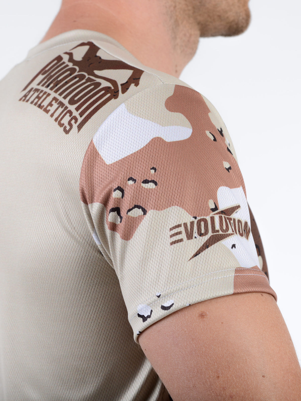 Phantom Athletics’ Trainingsshirt EVO Desert Camo vereint eine ergonomische Passform mit hoher Strapazierfähigkeit, ideal für intensives Training. Das Material ist feuchtigkeitsableitend und sorgt für ein angenehm trockenes Tragegefühl. Das einzigartige Desert-Camo-Design bringt modernen Stil ins Training.