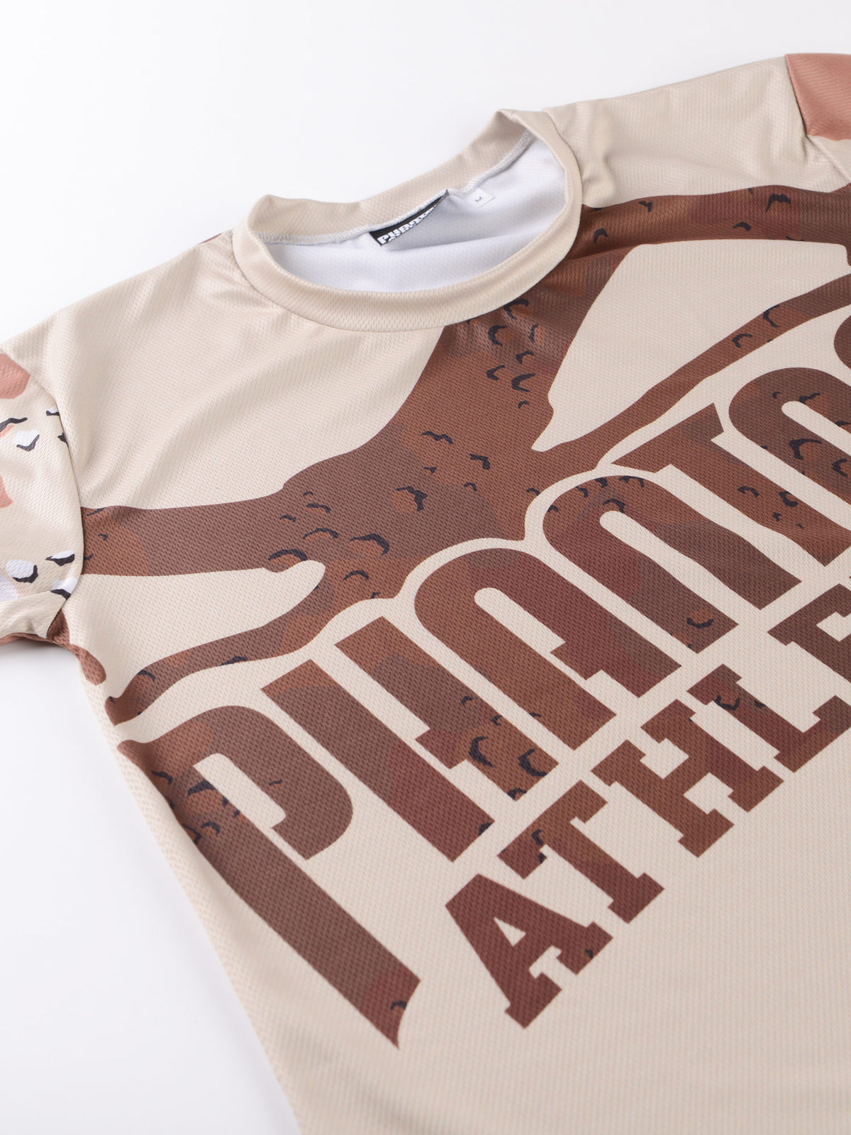 Das Trainingsshirt EVO Desert Camo von Phantom Athletics ist für anspruchsvolle Workouts entwickelt und unterstützt den Körper durch sein leichtes und atmungsaktives Material. Die Passform schmiegt sich optimal an und bietet hohen Komfort bei jeder Bewegung. Das Desert-Camo-Design verleiht dem Shirt eine starke, sportliche Ausstrahlung.