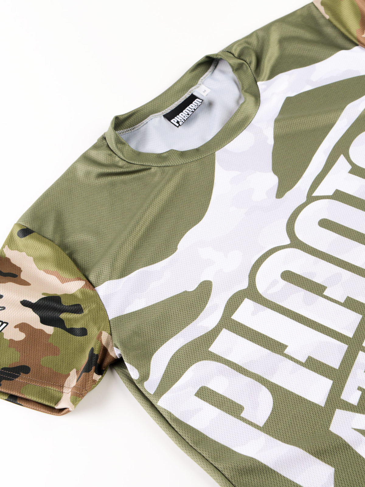 Das Trainingsshirt EVO Woodland Camo bietet eine bequeme Passform und eignet sich ideal für Fitness, Kampfsport und Outdoor-Aktivitäten. Das feuchtigkeitsableitende Material sorgt für ein angenehm trockenes Hautgefühl, selbst bei intensiven Workouts. Der Woodland-Camo-Stil verleiht dem Shirt einen robusten und sportlichen Look.