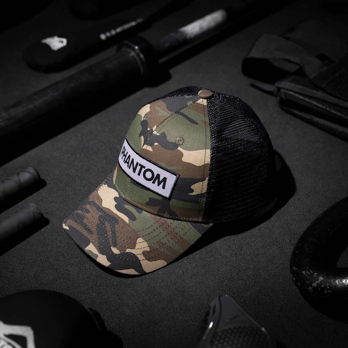 Phantom Cap für Kampfsportler im Trucker Style mit atmungsaktivem MESH Teil an der Hinterseite. Grün Camo mit gebogenem Schirm und hochwertig gesticktem Phantom Logo welches reflektiert. Ideal für dein Outdoor Workout und perfekt für alle MMA Kämpfer, Boxer, BJJ Kämpfer, Thaiboxer oder Kickboxer.