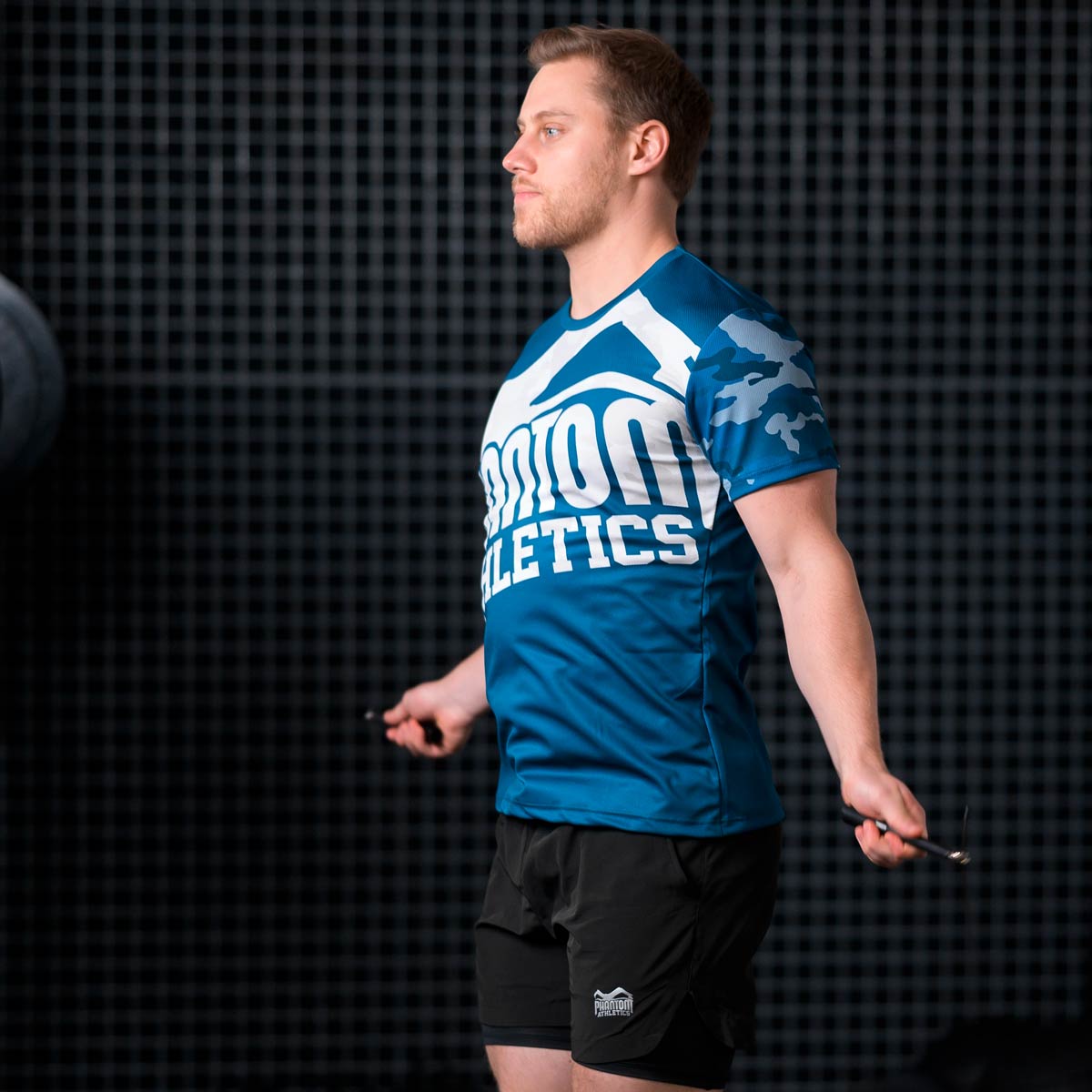 Phantom Athletics’ Trainingsshirt EVO Navy Camo bietet eine ergonomische Passform, die für optimale Bewegungsfreiheit im Kampfsport sorgt. Das Material ist feuchtigkeitsableitend und sorgt für ein angenehm trockenes Tragegefühl, auch bei intensiven Einheiten. Der Navy-Camo-Look bringt einen markanten Stil ins Training.