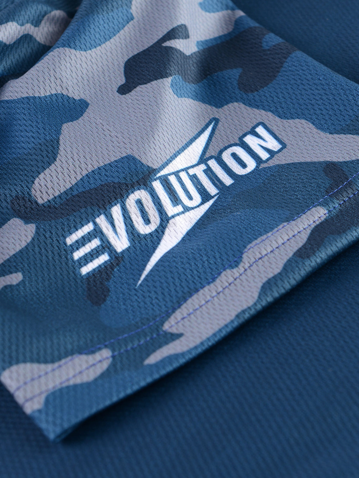 Dieses Trainingsshirt EVO Navy Camo kombiniert hochwertige Materialien und eine bewegungsfreundliche Passform, perfekt für MMA, BJJ und Fitness. Die atmungsaktive Struktur hält den Körper trocken und fördert maximale Beweglichkeit. Das moderne Navy-Camo-Design bringt Stil ins Gym und auf die Matte.