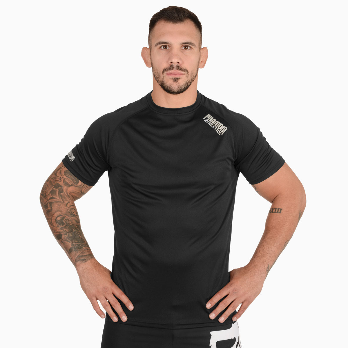 UFC Fighter Aleks Rakic mit dem Phantom Tactic Trainingsshirt