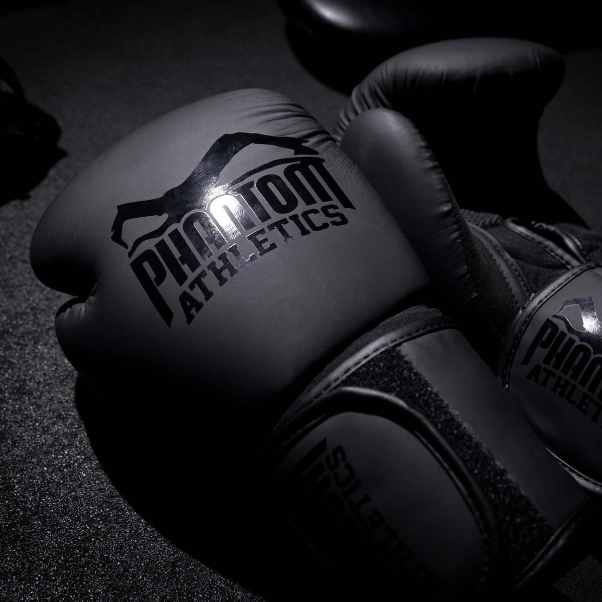 Phantom Athletics Boxhandschuhe Elite ATF Blackout Edition – professioneller Schutz für Hände und Handgelenke. Entwickelt für leistungsorientiertes Training im Boxen und Kickboxen.