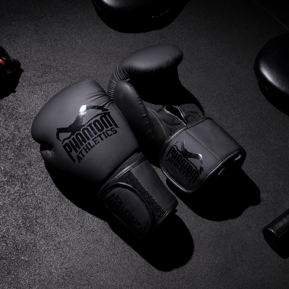 Phantom Athletics Elite ATF Blackout Edition – ergonomische Boxhandschuhe mit exzellenter Dämpfung. Entwickelt für Boxen, MMA und andere Kampfsportarten, bieten sie hervorragenden Schutz und Performance.