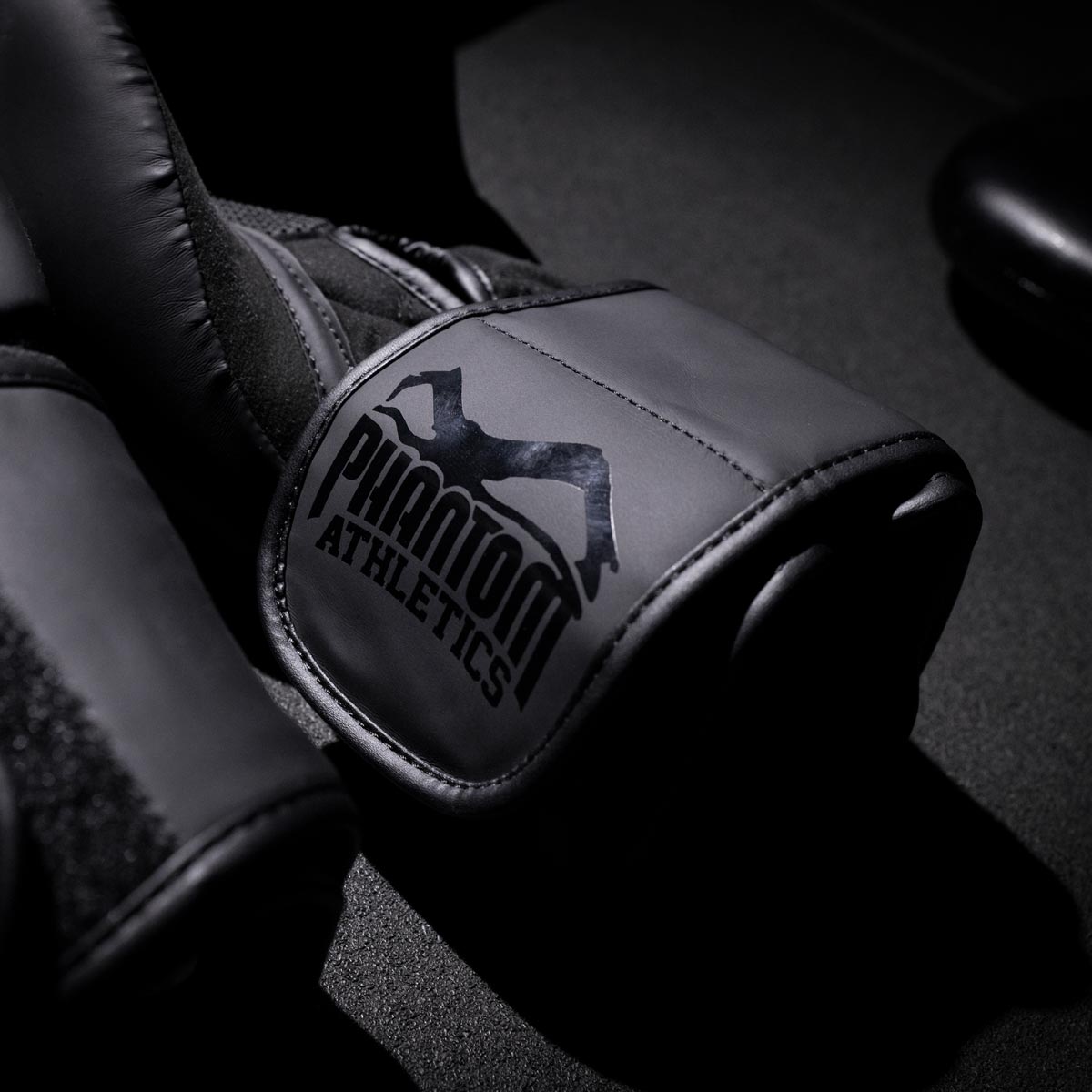 Elite ATF Blackout Edition Boxhandschuhe – langlebige und funktionale Handschuhe für professionelle Kampfsportler. Ideal für Boxen, Kickboxen und MMA, mit zuverlässiger Dämpfung und sicherem Sitz.