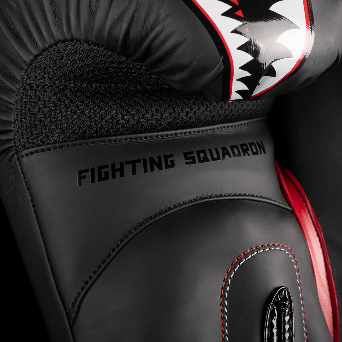 Die Phantom Fight Squad Boxhandschuhe sind mit einem atmungsaktivem MESH Material an der Handinnenfläche ausgestattet für eine hervorragende Belüftung während Training und Sparring.