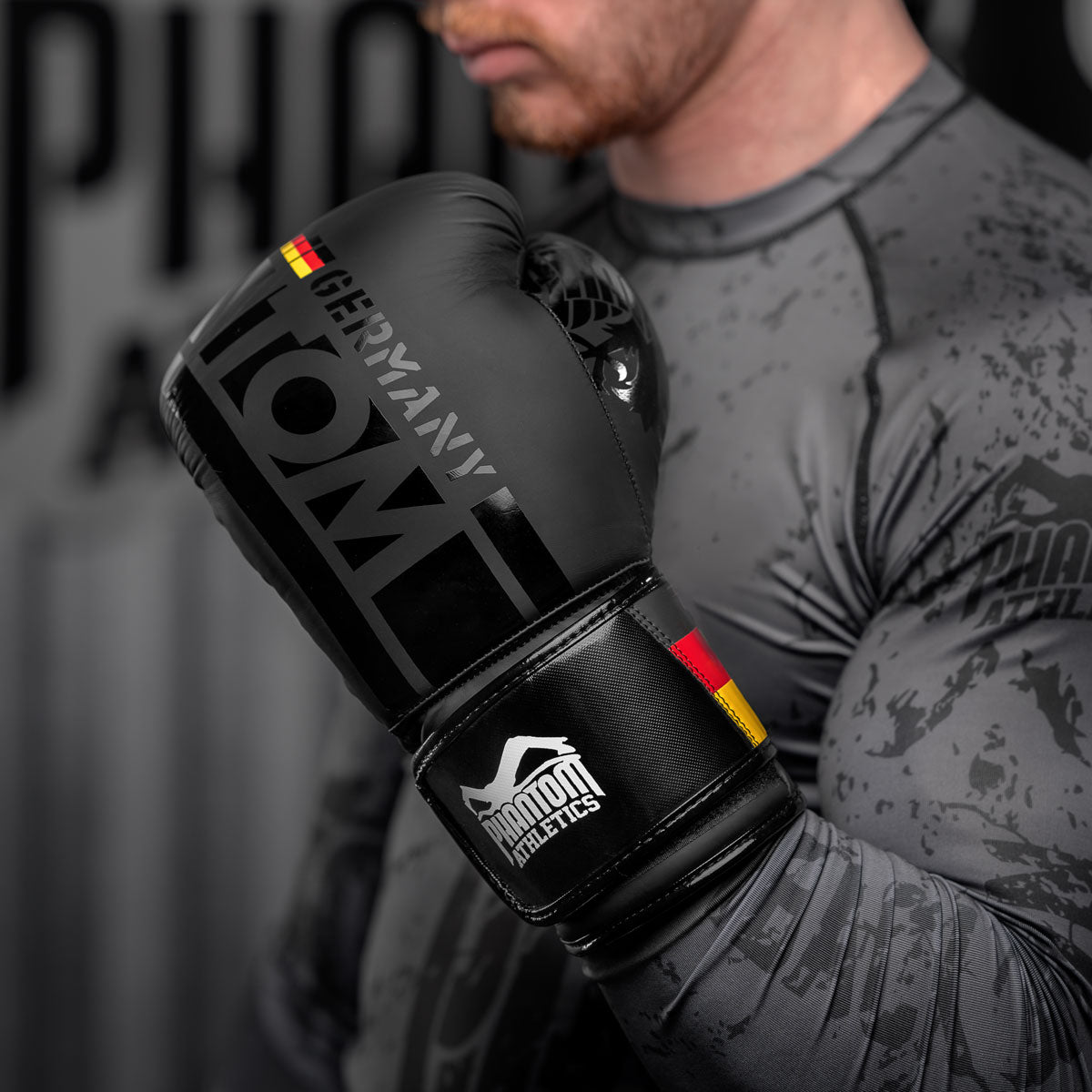 Hochwertige Boxing Gloves Germany von Phantom Athletics mit einzigartigem Deutschland-Look. Strapazierfähige Materialien und bequeme Passform machen sie ideal für intensives Boxtraining, Sparring und Wettkämpfe. Ein Highlight für jeden Kampfsportler.