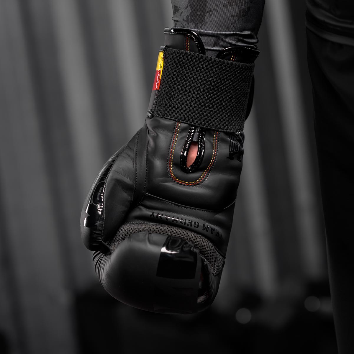 Ergonomische Phantom Athletics Boxing Gloves Germany in Schwarz, Rot und Gold. Entwickelt für Boxen, MMA und andere Kampfsportarten, bieten sie eine langlebige Polsterung und hervorragenden Schutz. Ideal für Anfänger und Profis.