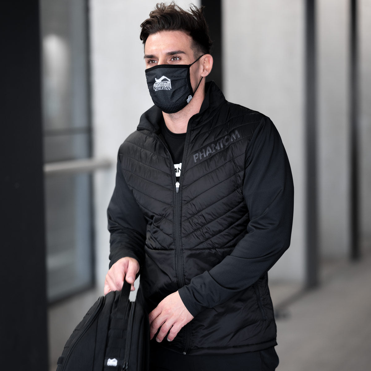 Hochwertige Phantom Athletics MNS Tactic Black für aktive Sportler.
Diese Gesichtsmaske bietet optimale Passform und Atmungsaktivität, perfekt für MMA, Fitness oder den täglichen Gebrauch.