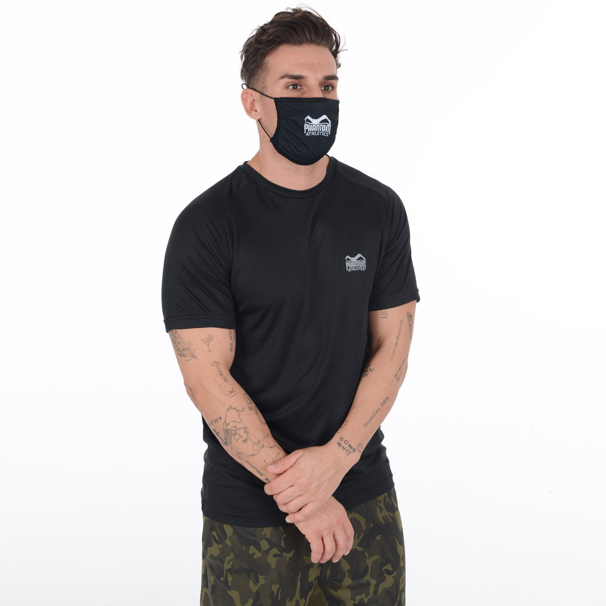 MNS Tactic Black für MMA- und Fitness-Sportler von Phantom Athletics.
Diese Gesichtsmaske kombiniert Atmungsaktivität mit Stil und ist perfekt für intensive Trainingseinheiten oder Reisen.