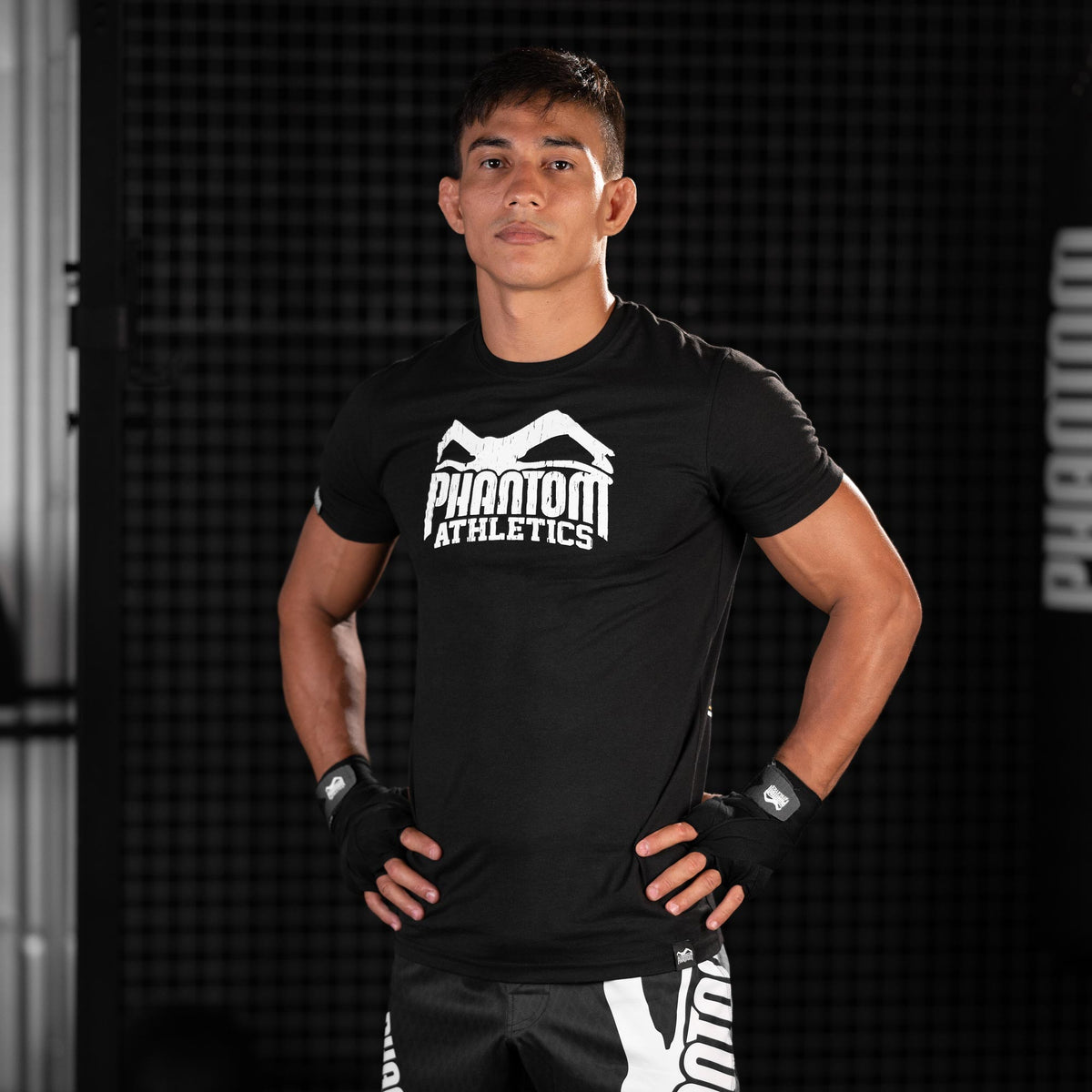 Hochwertiges MMA Sports T-Shirt von Phantom Athletics, ideal für Training in Grappling, Ringen und Muay Thai. Das strapazierfähige Material sorgt für Langlebigkeit und höchsten Tragekomfort.