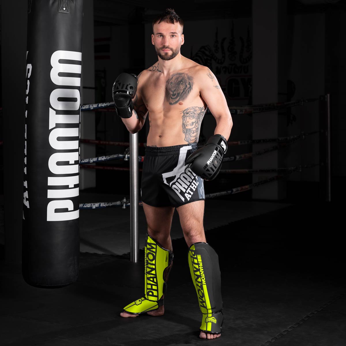 Ergonomische Schienbeinschoner von Phantom Athletics im auffälligen Neon-Design – speziell für Muay Thai, MMA und andere Kampfsportarten. Die robuste Konstruktion schützt zuverlässig vor Verletzungen, während das atmungsaktive Material Komfort garantiert. Ideal für intensives Training und Wettkampf.