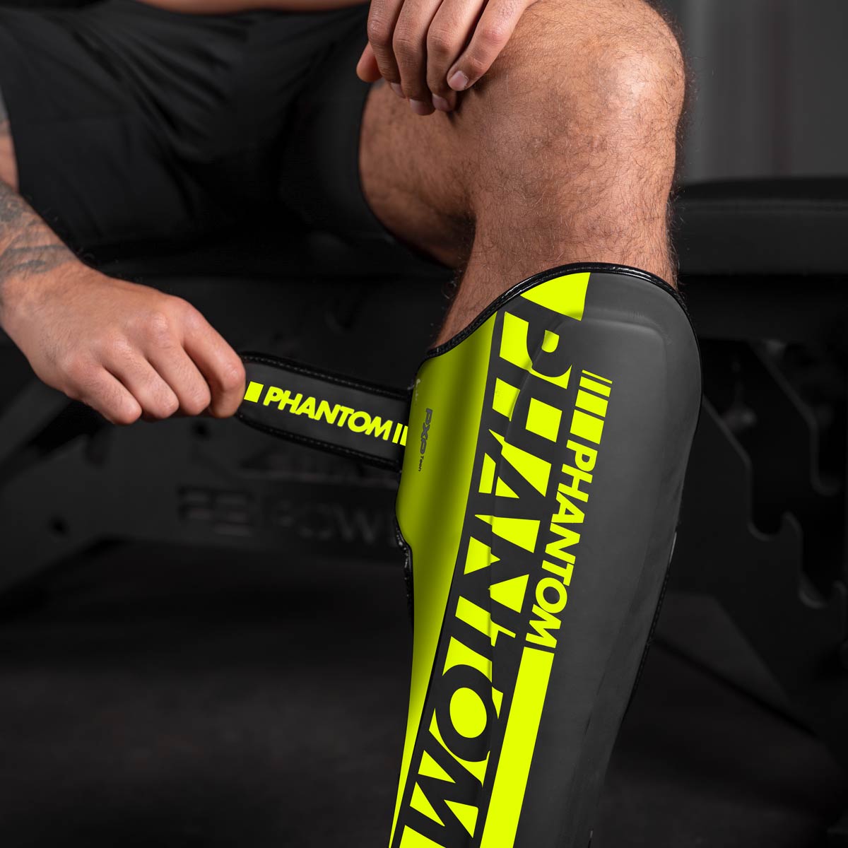 Apex Striking Schienbeinschoner von Phantom Athletics – neonfarbenes Highlight für Kampfsportler im Muay Thai, MMA und Kickboxen. Bietet durch die robuste Polsterung zuverlässigen Schutz vor Schlägen und Tritten. Ergonomisch und strapazierfähig für harte Sparringsessions.