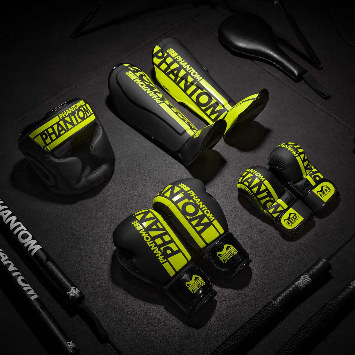 Robuste und stylische Schienbeinschoner Apex Striking Neon von Phantom Athletics für ambitionierte Kampfsportler. Entwickelt für Kickboxen, MMA und Muay Thai bieten sie optimalen Schutz vor Schlägen und Tritten. Das neonfarbene Design macht sie zu einem echten Hingucker.