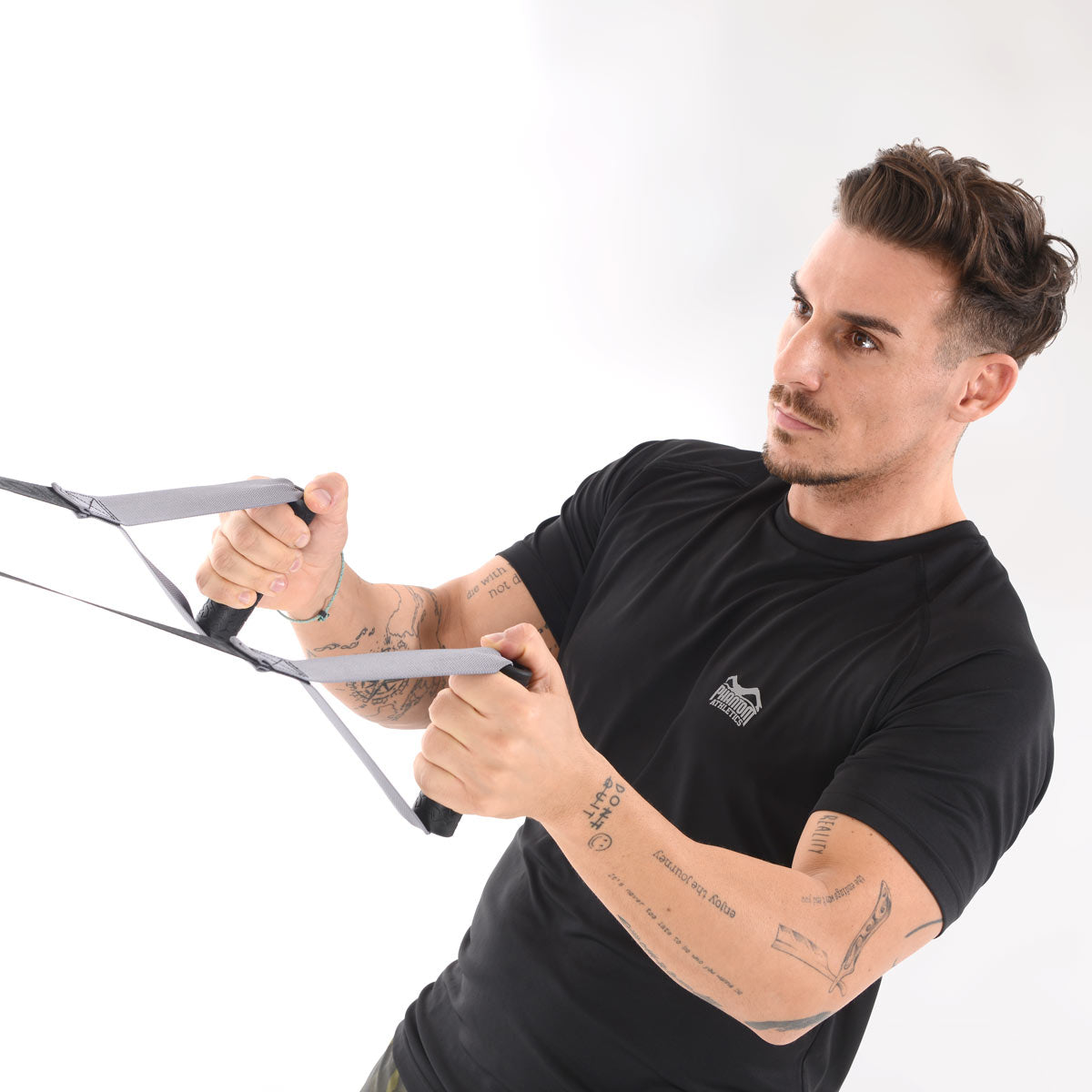 Phantom Athletics Sling Trainer - Kompaktes Trainingsgerät für unterwegs.
Dieses portable Trainingssystem eignet sich ideal für Kampfsportler, um ihre Fitness auch außerhalb des Gyms zu optimieren.