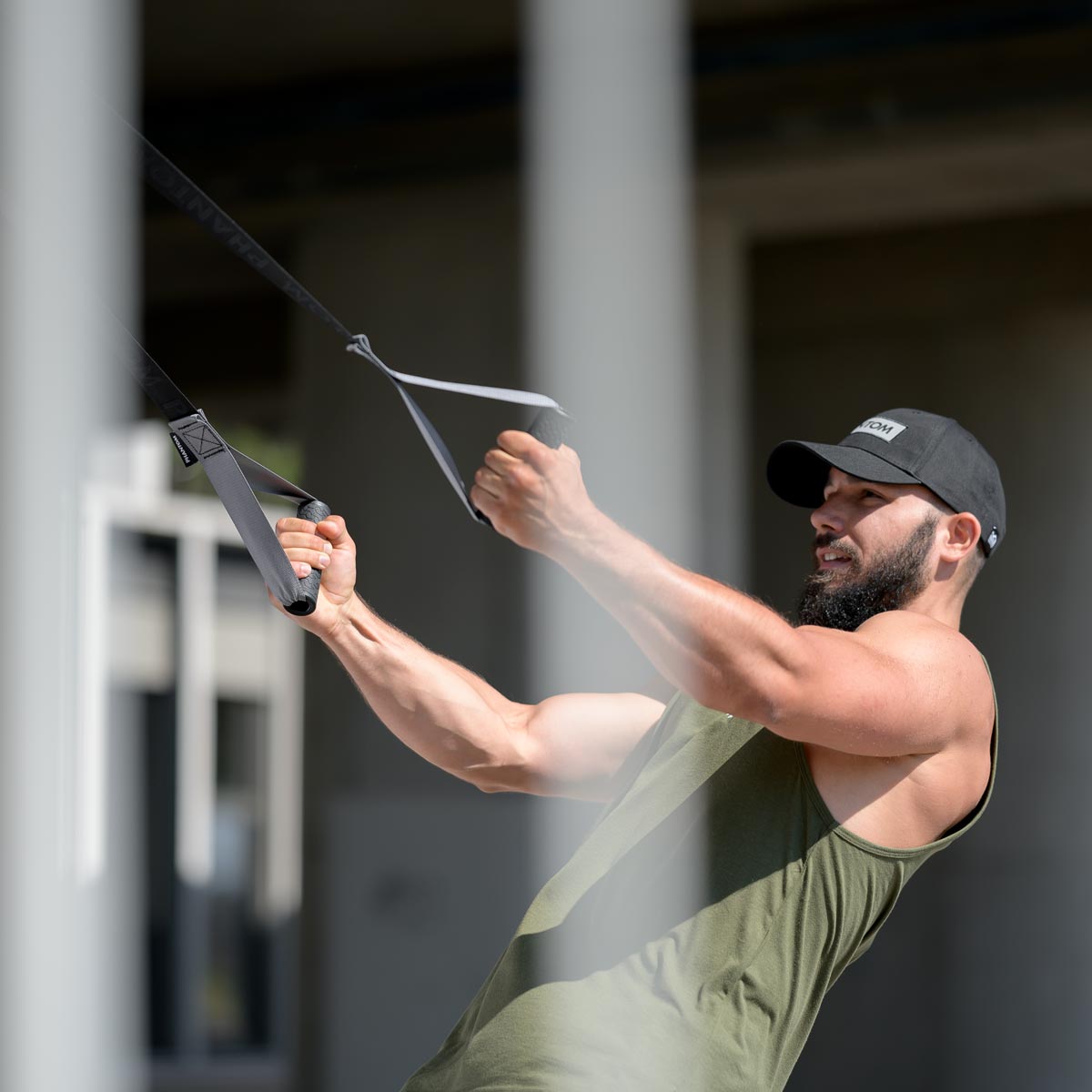 Hochwertiger Sling Trainer von Phantom Athletics für Kraft- und Ausdauertraining.
Mit robusten Materialien und einfachem Handling ist dieser Schlingentrainer ideal für das Training zu Hause oder im Gym.