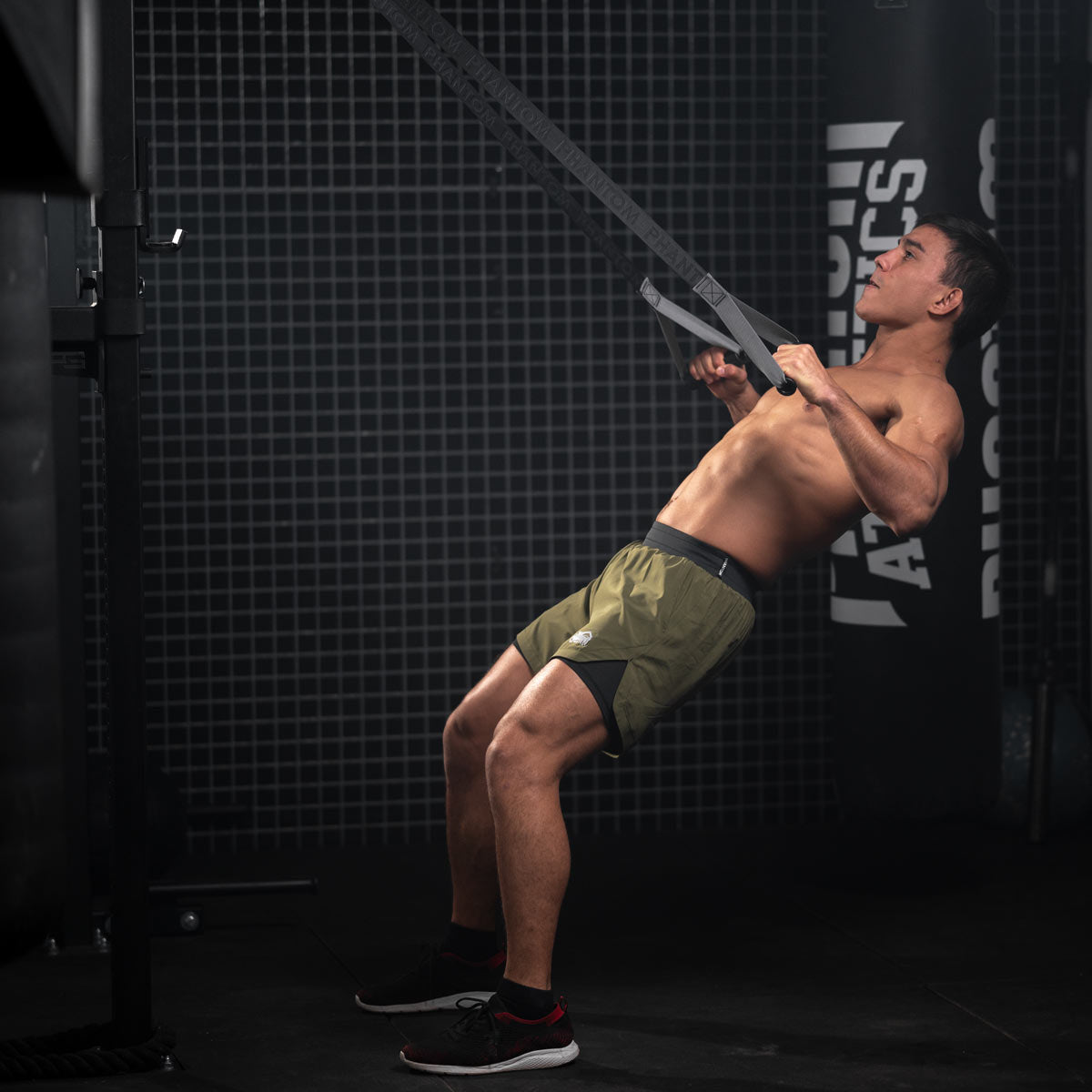 Sling Trainer von Phantom Athletics für Fitness und Kampfsport.
Leicht zu montieren und robust, ermöglicht dieser Schlingentrainer effektive Ganzkörperübungen für MMA, Boxen und BJJ.