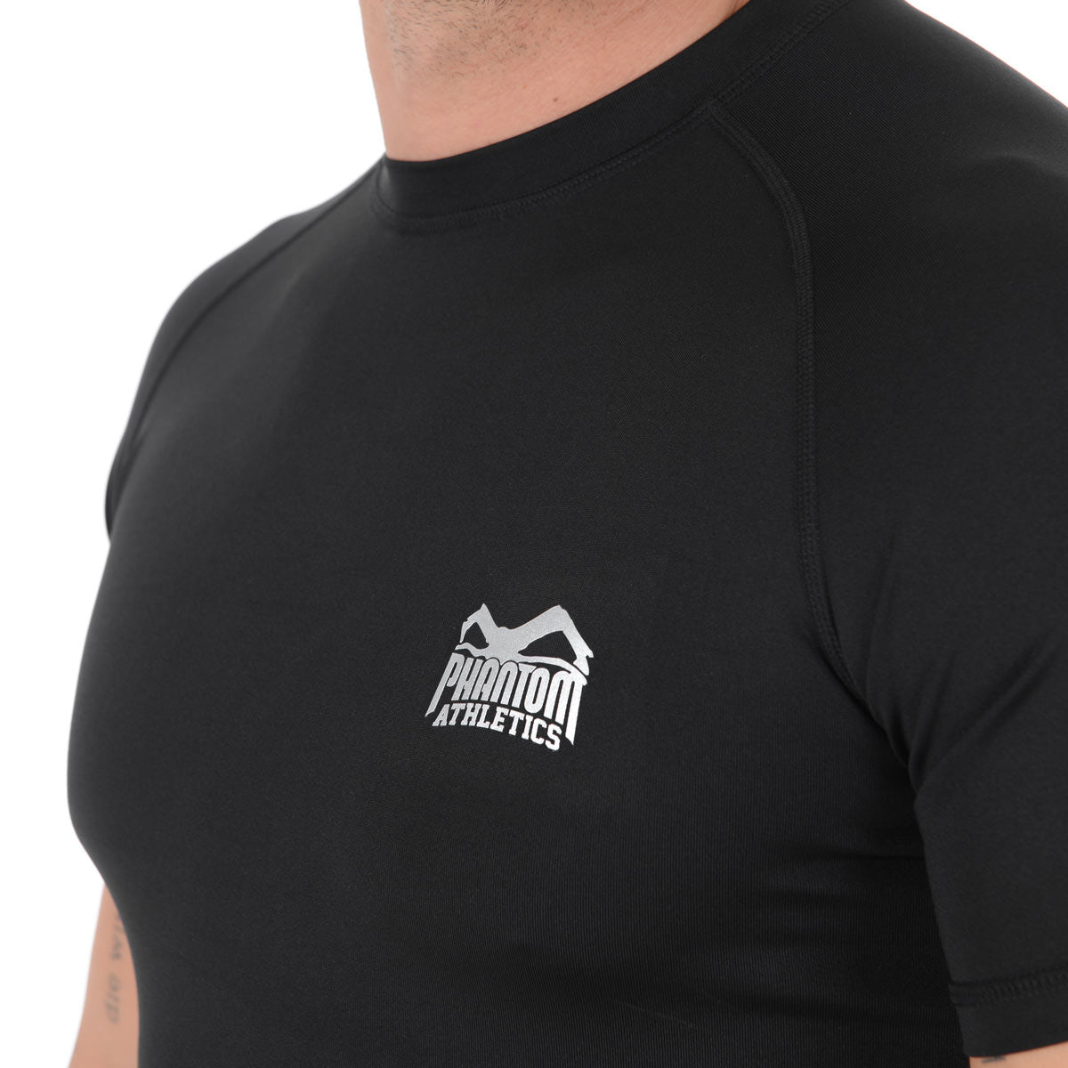 Das Compression Shirt Tactic kombiniert ein modernes Design mit wichtigen Funktionen wie Feuchtigkeitsableitung und gezielter Muskelunterstützung, ideal für intensives MMA und BJJ. Die enge Passform fördert die Durchblutung und hält die Haut trocken. Das taktische Design verleiht dem Shirt einen dynamischen, sportlichen Stil im Training.