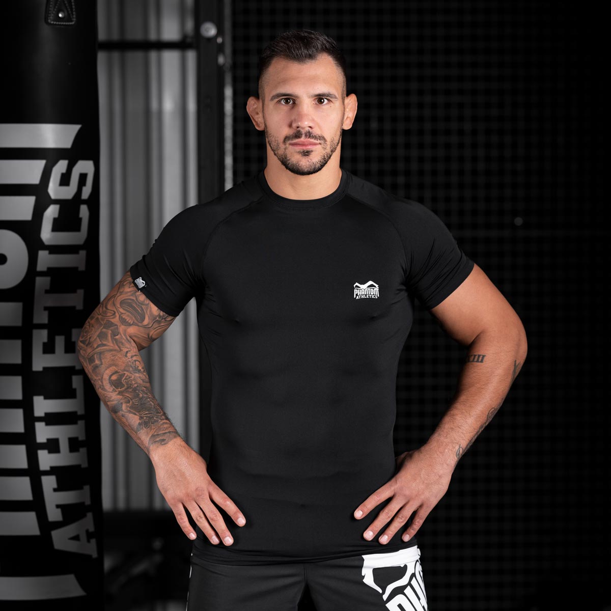 Das Compression Shirt Tactic unterstützt die Muskulatur durch seine eng anliegende Passform und eignet sich optimal für MMA, Ringen und BJJ. Die atmungsaktive Struktur leitet Feuchtigkeit ab und verhindert Hautirritationen. Mit dem taktischen Design wird dieses Shirt zum idealen Begleiter für anspruchsvolle Kampfsportler.