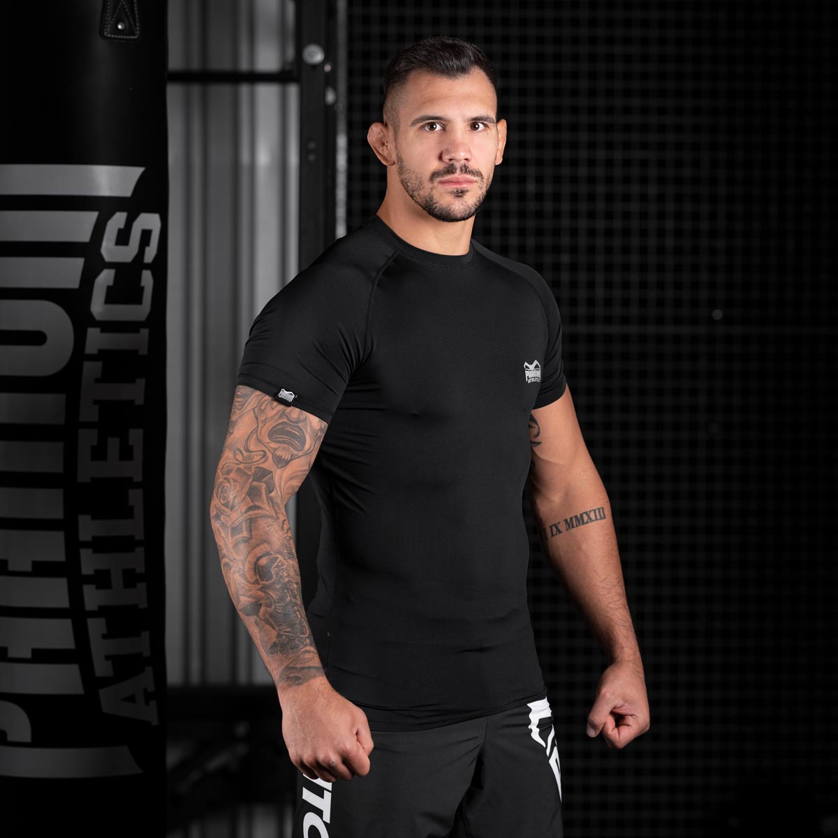 Phantom Athletics’ Compression Shirt Tactic bietet eine ergonomische Passform, die Bewegungsfreiheit und Flexibilität im Training fördert. Das Material reguliert die Körpertemperatur und unterstützt die Muskeln bei intensiven Einheiten. Ideal für Athleten im Kampfsport, die Komfort und Leistung schätzen.