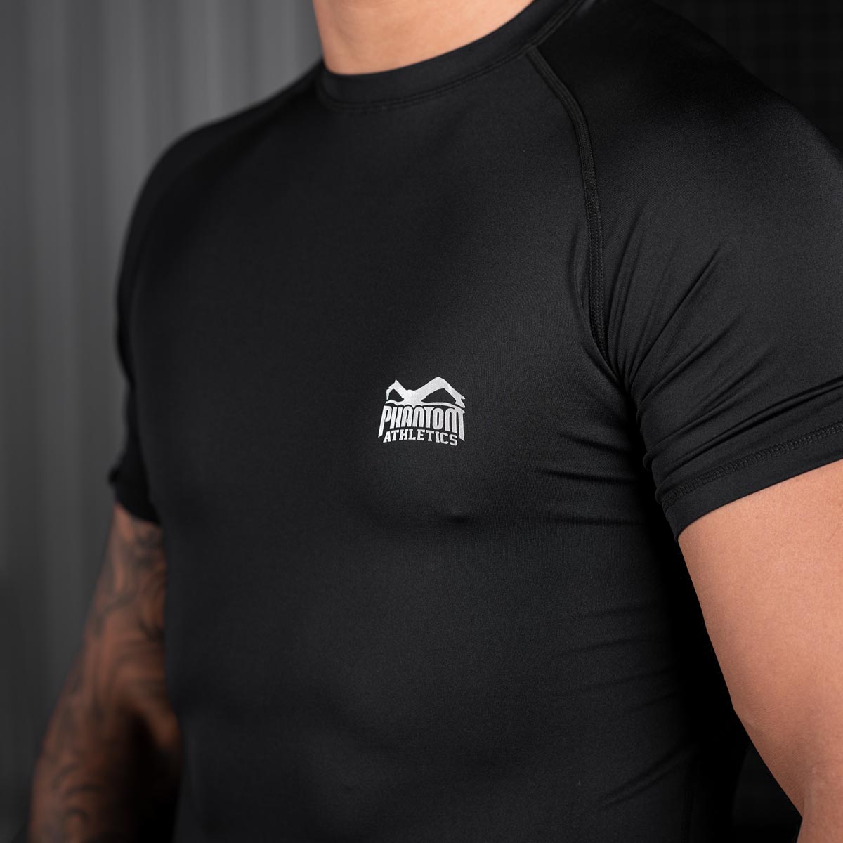 Das Compression Shirt Tactic von Phantom Athletics kombiniert Funktionalität und Stil, perfekt für intensives Training im MMA, Thaiboxen und Grappling. Die Kompressionspassform reduziert Muskelvibrationen und fördert die Regeneration nach dem Training. Das atmungsaktive Material hält die Haut auch bei intensiven Workouts kühl.