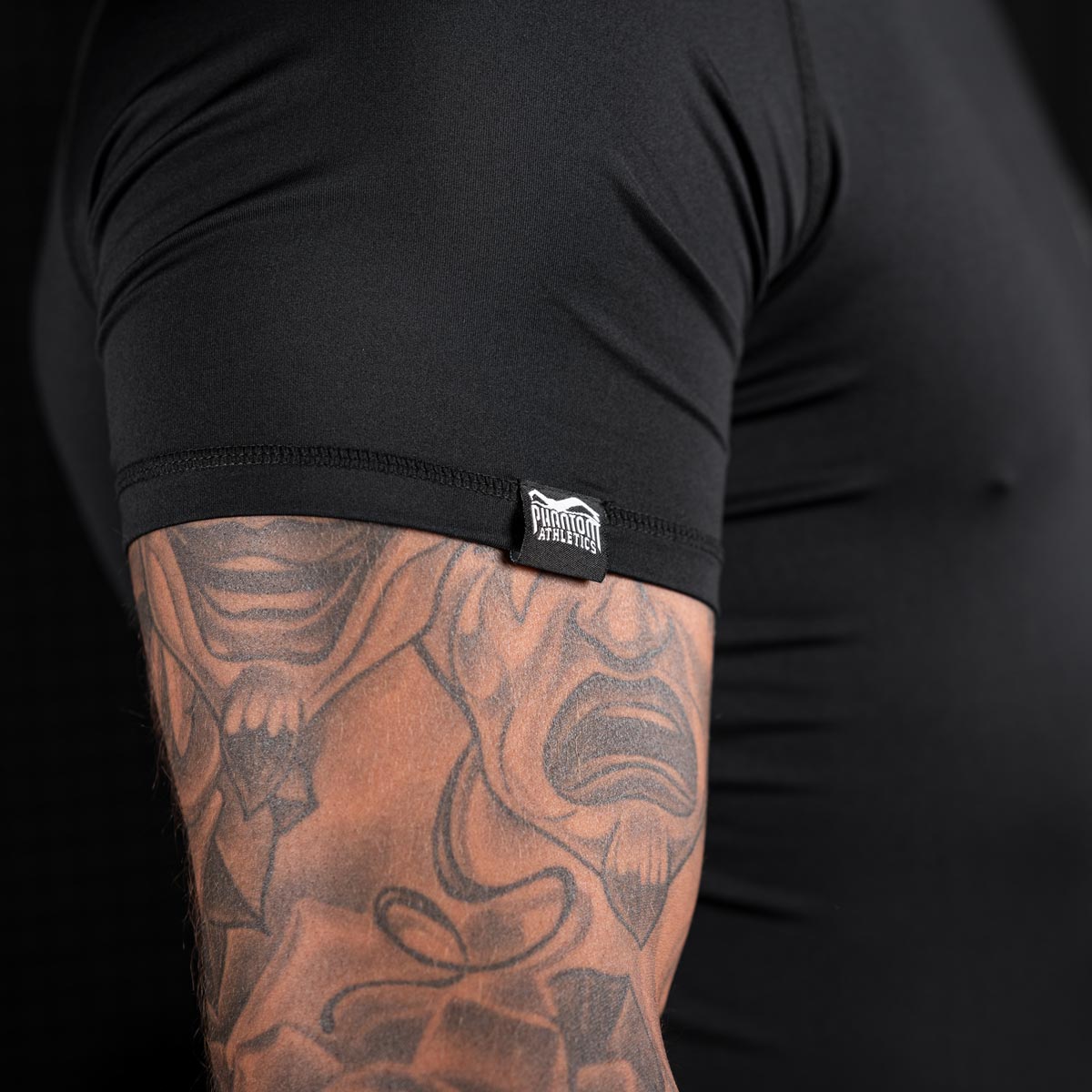 Mit hoher Elastizität und leichtem Kompressionsdruck ist das Compression Shirt Tactic ideal für Sportarten wie MMA und Grappling geeignet. Das feuchtigkeitsableitende Material hält die Haut trocken und verringert Reibung bei schnellen Bewegungen. Das taktische Design bringt Dynamik und Stil ins Training.