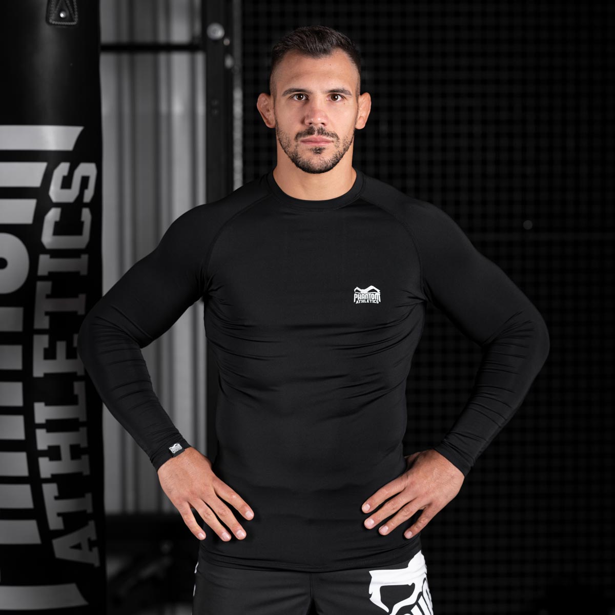 Das Compression Shirt Tactic Langarm vereint ergonomische Passform und Elastizität und ist perfekt für Kampfsportarten wie MMA und Muay Thai. Die langärmelige Kompression reduziert Muskelvibrationen und bietet gleichzeitig maximale Bewegungsfreiheit. Ideal für Athleten, die Wert auf Leistung und Komfort legen.