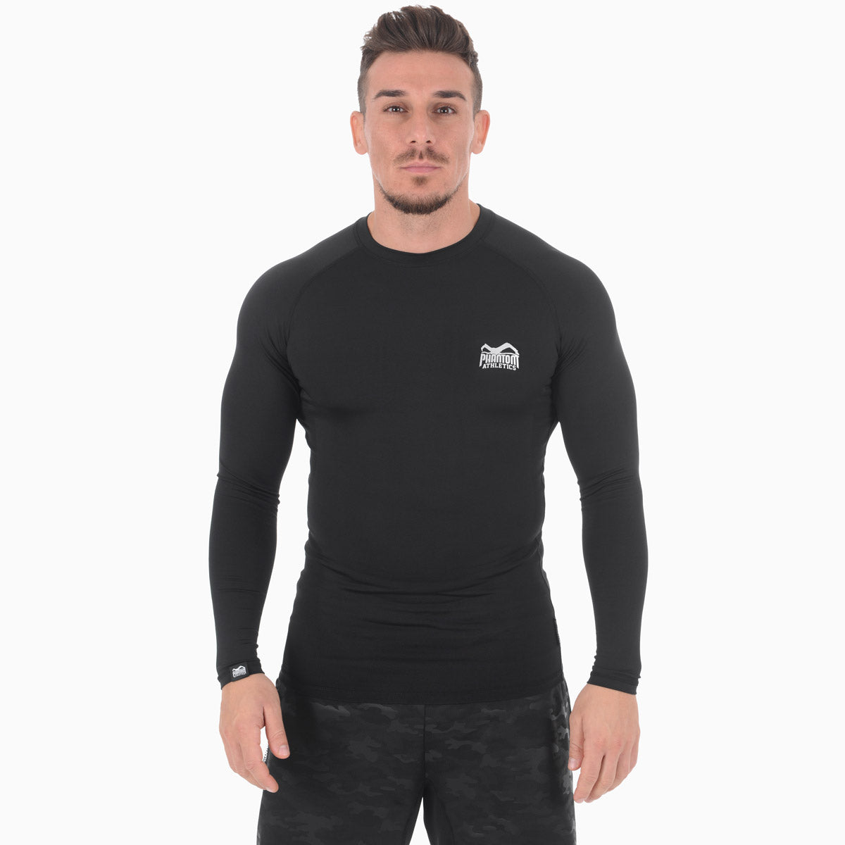 Das Compression Shirt Tactic Langarm von Phantom Athletics bietet optimalen Halt und Muskelunterstützung für intensive Workouts in MMA, BJJ und Muay Thai. Die langärmelige, eng anliegende Passform und das atmungsaktive Material halten den Körper angenehm trocken und kühl. Perfekt für Sportler, die beim Training auf Komfort und Stabilität setzen.